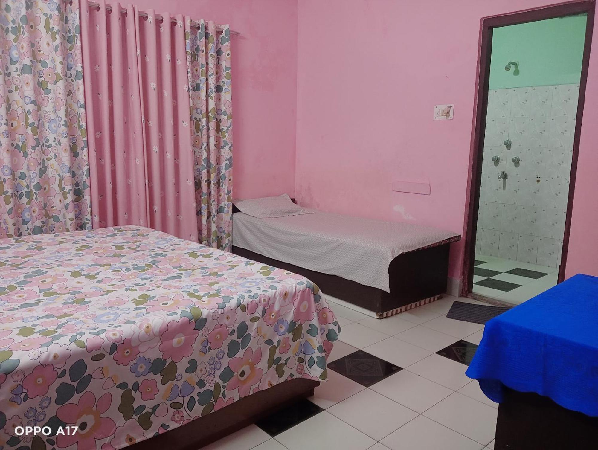 Swaroop Ashray Homestay Сіліґурі Номер фото